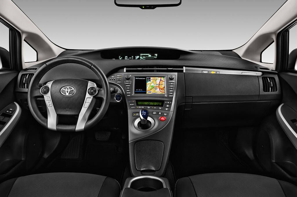 Toyota Prius Plug-In Hybrid (Baujahr 2015) TEC - Edition 5 Türen Cockpit und Innenraum