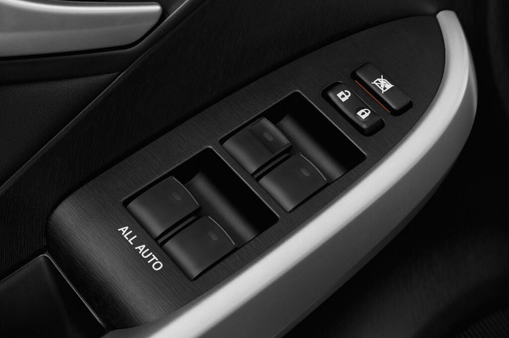 Toyota Prius Plug-In Hybrid (Baujahr 2015) TEC - Edition 5 Türen Bedienungselemente Tür