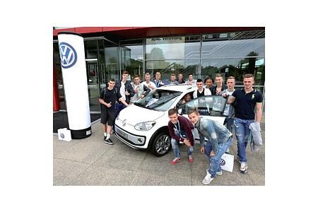Jugendfußballer des FC Schalke 04 sammeln beim Volkswagen „Youngster Drive“ erste Fahrpraxis