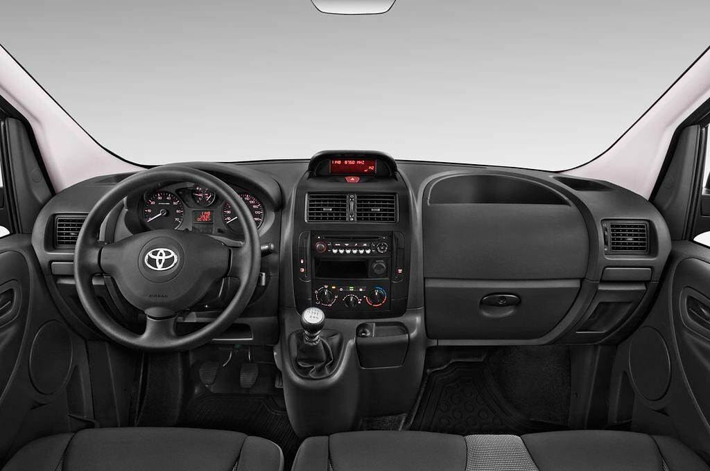 Toyota Proace (Baujahr 2015) Comfort 5 Türen Cockpit und Innenraum