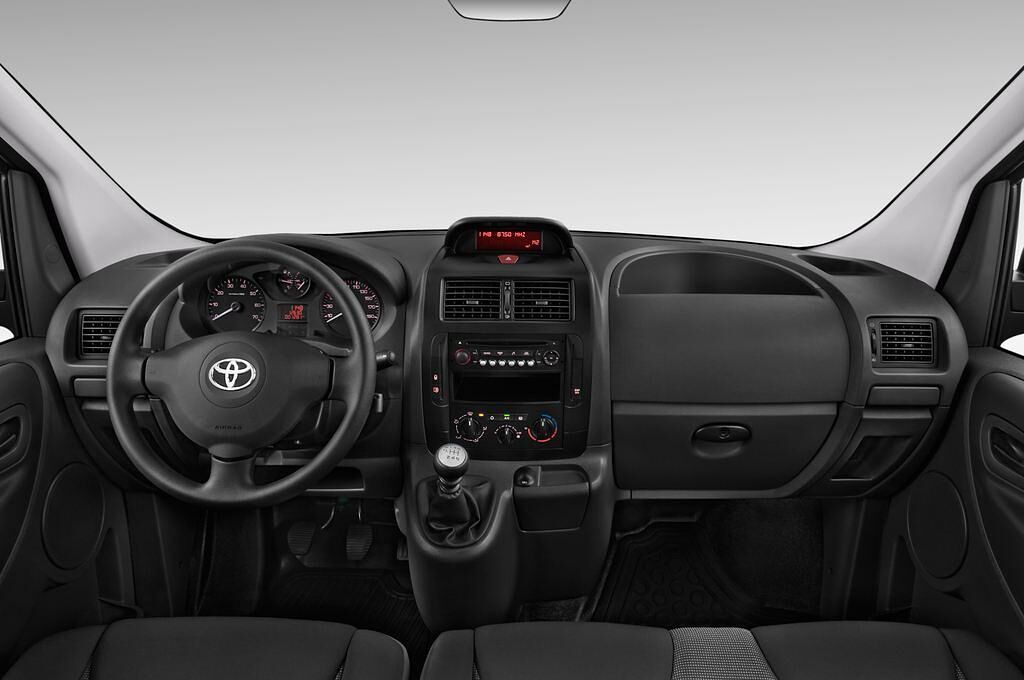 Toyota Proace (Baujahr 2015) Comfort 5 Türen Cockpit und Innenraum
