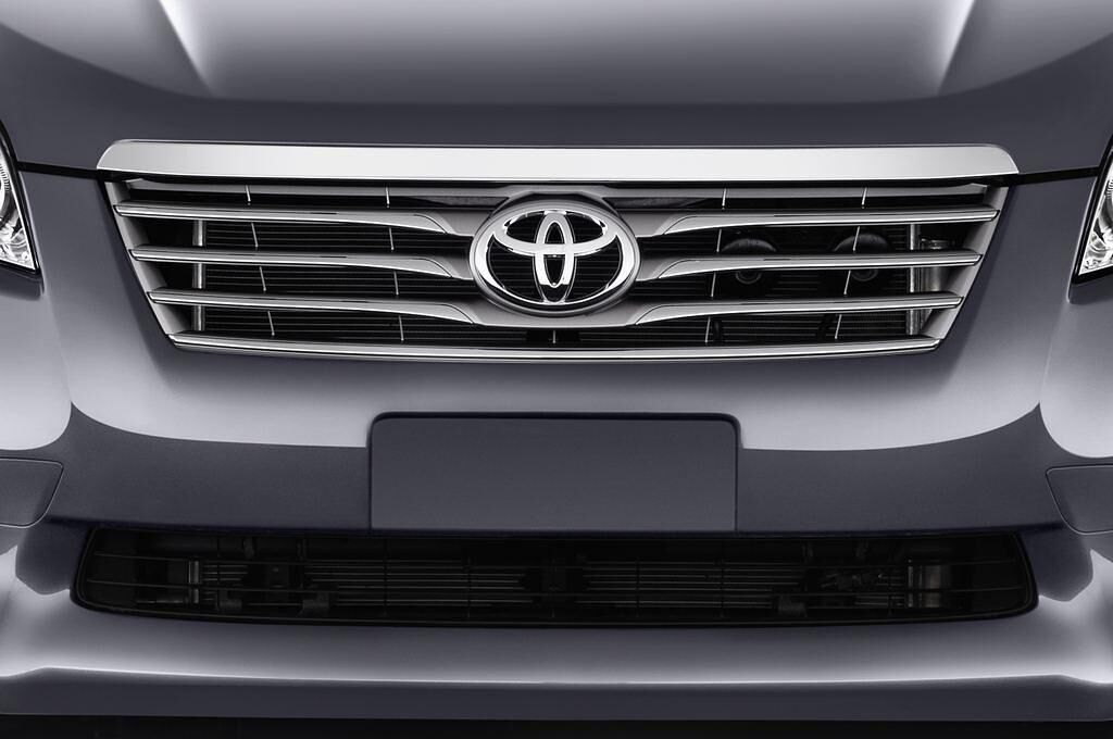 Toyota RAV4 (Baujahr 2012) Life 5 Türen Kühlergrill und Scheinwerfer