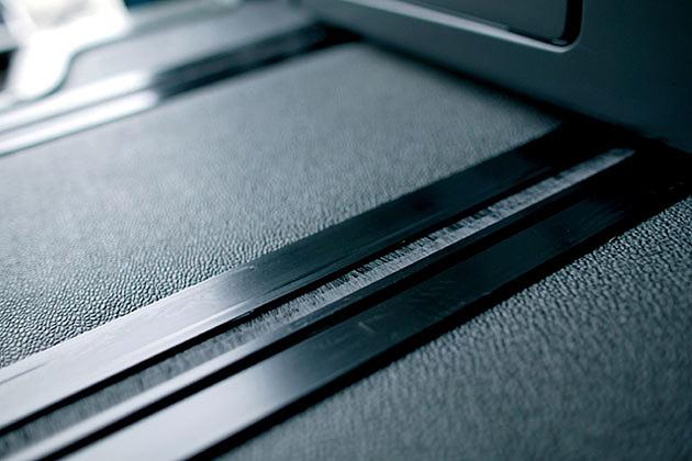 Die Schienen für die Sitzelemente verfügen über einen Staubschutz
