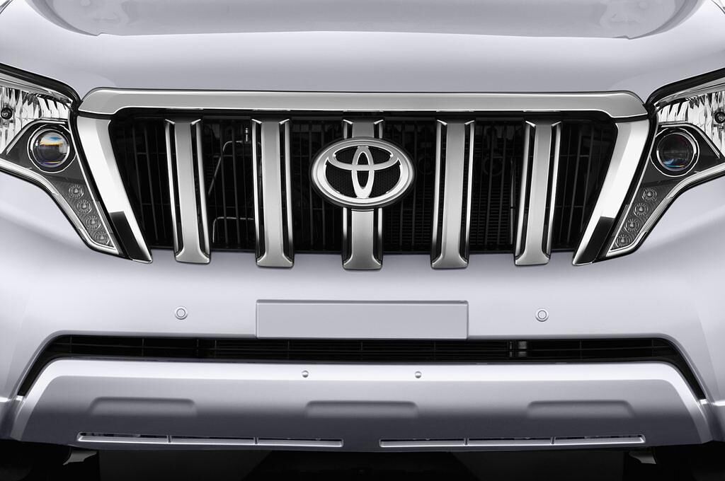 Toyota Landcruiser (Baujahr 2013) EXECUTIVE 5 Türen Kühlergrill und Scheinwerfer