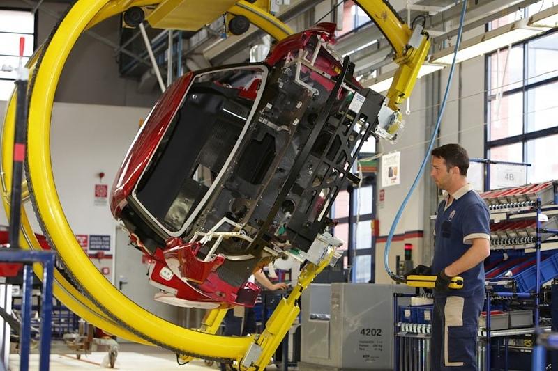 Mit dem \"Gio Paletto\" wird der Alfa Romeo 4C um die Längsachse gewendet