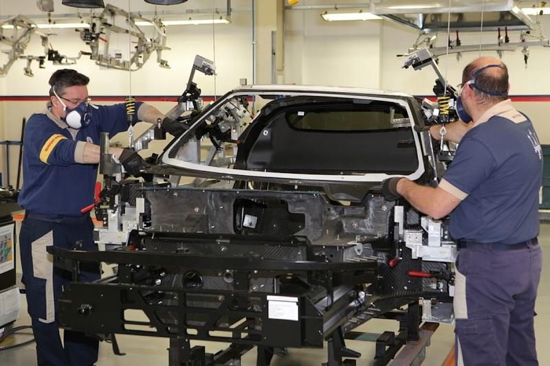 Der Alfa Romeo 4C wird händisch montiert