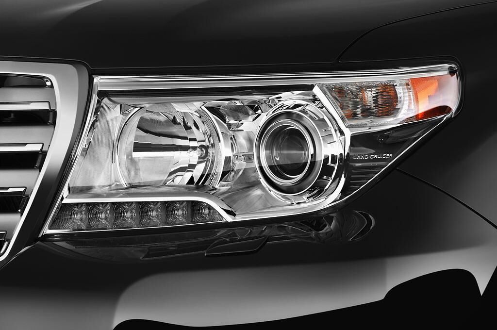 Toyota Landcruiser V8 (Baujahr 2012) - 5 Türen Scheinwerfer