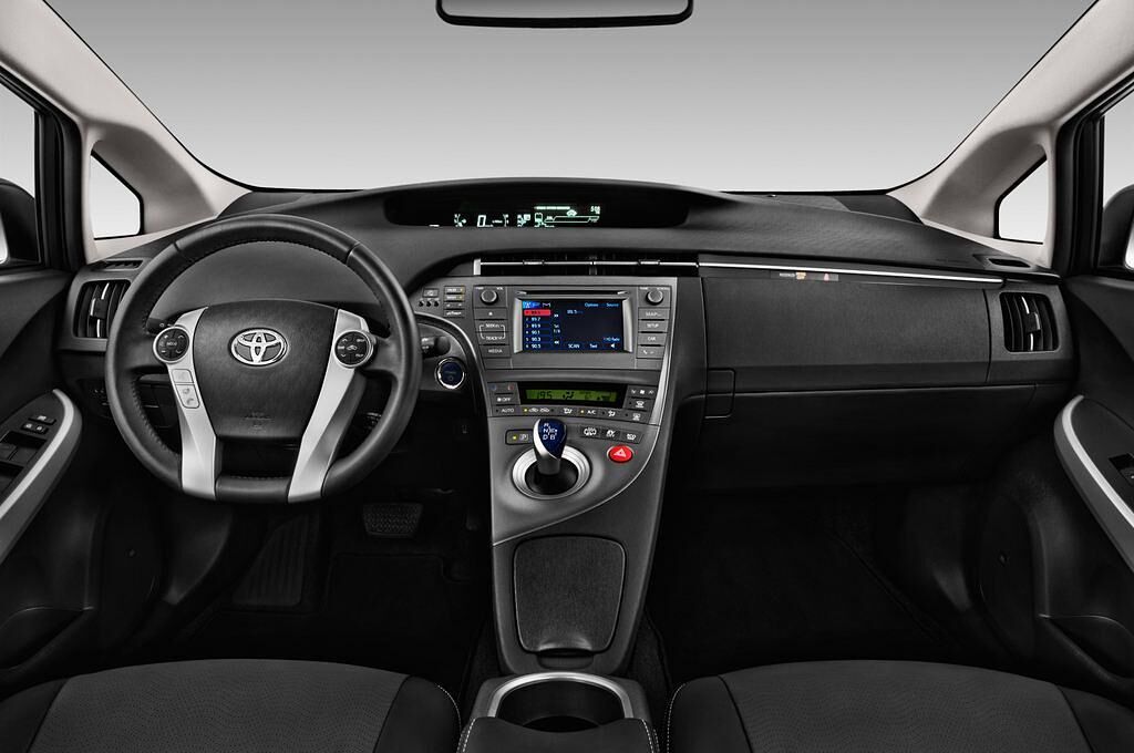 Toyota Prius (Baujahr 2015) - 5 Türen Cockpit und Innenraum