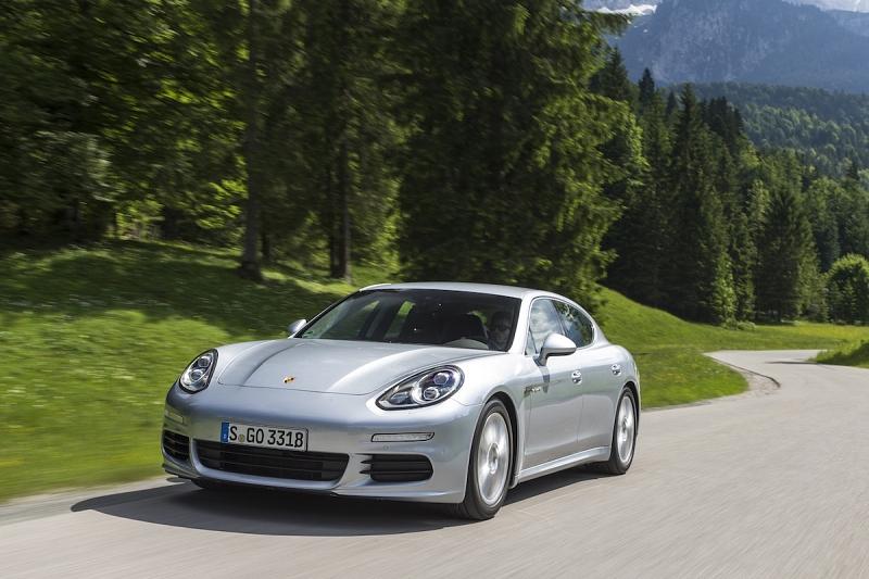 Die Scheinwerfer sind Porsche Panamera S E Hybrid nicht mehr so spitz, wie bisher