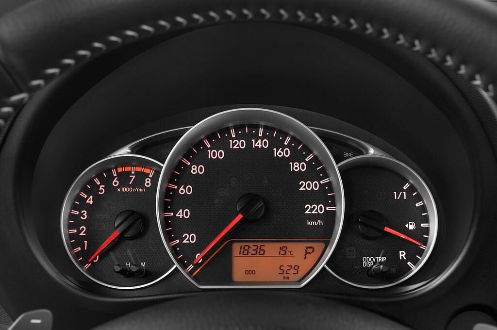 Toyota Verso-S (Baujahr 2014) 1,33-L-Dual-Vvt Club 5 Türen Tacho und Fahrerinstrumente