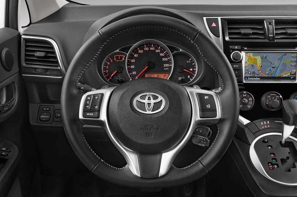 Toyota Verso-S (Baujahr 2014) 1,33-L-Dual-Vvt Club 5 Türen Lenkrad