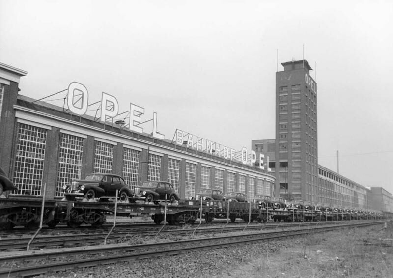 Bahnverladung des Opel Kapitän in Rüsselsheim.