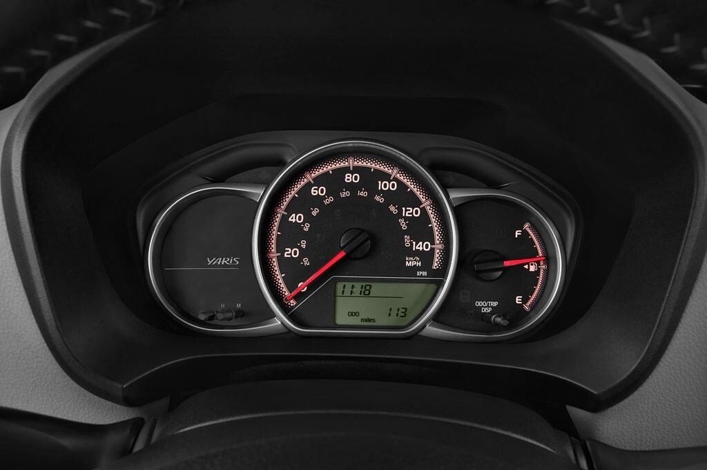Toyota Yaris (Baujahr 2014) 1,0-L-Dual-Vvt-I 3 Türen Tacho und Fahrerinstrumente