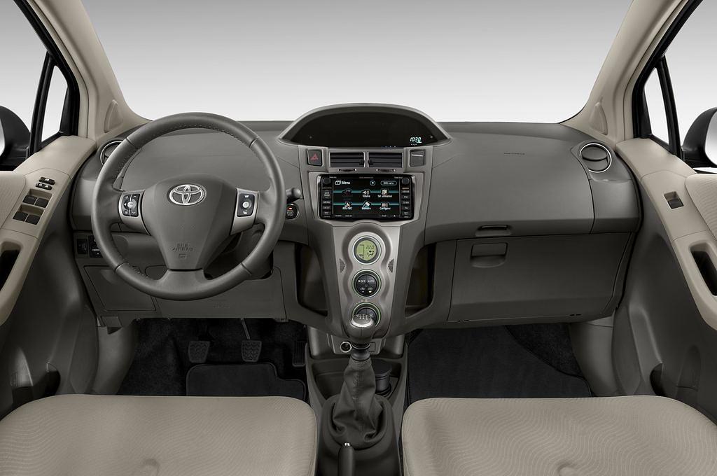 Toyota Yaris (Baujahr 2010) Life 5 Türen Cockpit und Innenraum