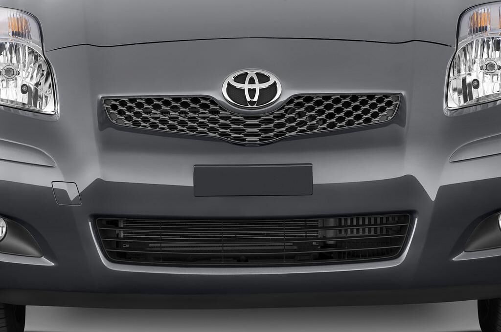 Toyota Yaris (Baujahr 2010) Life 5 Türen Kühlergrill und Scheinwerfer