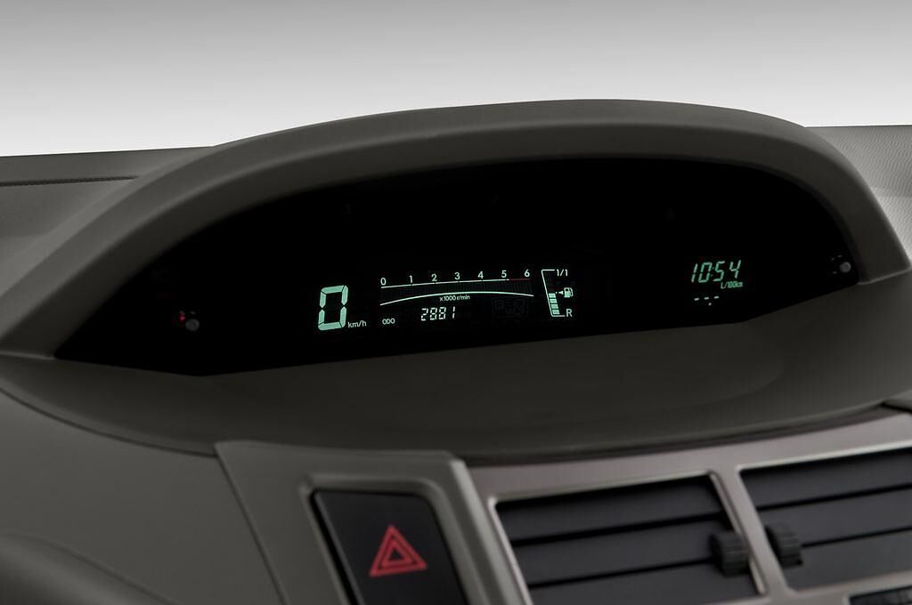 Toyota Yaris (Baujahr 2010) Life 5 Türen Tacho und Fahrerinstrumente