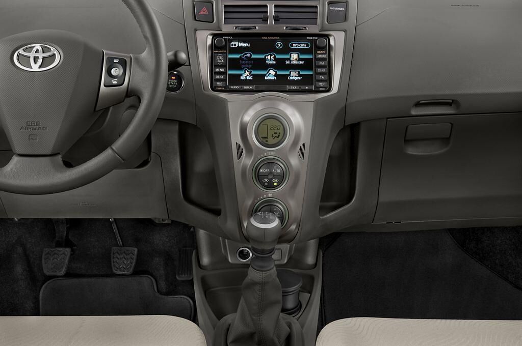 Toyota Yaris (Baujahr 2010) Life 5 Türen Mittelkonsole