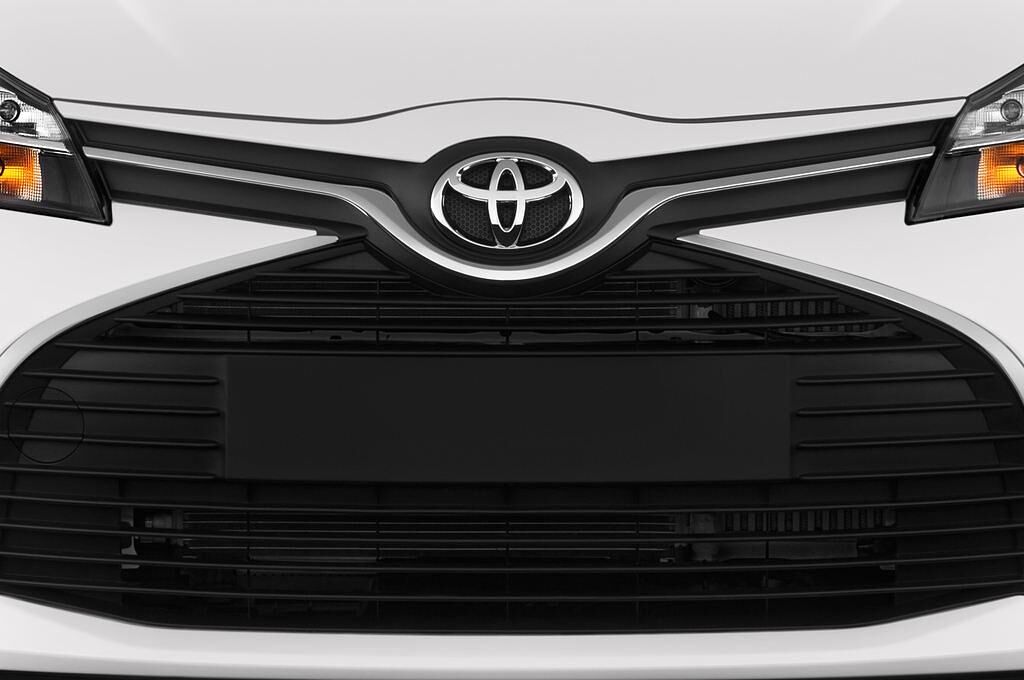 Toyota Yaris (Baujahr 2015) Club 5 Türen Kühlergrill und Scheinwerfer
