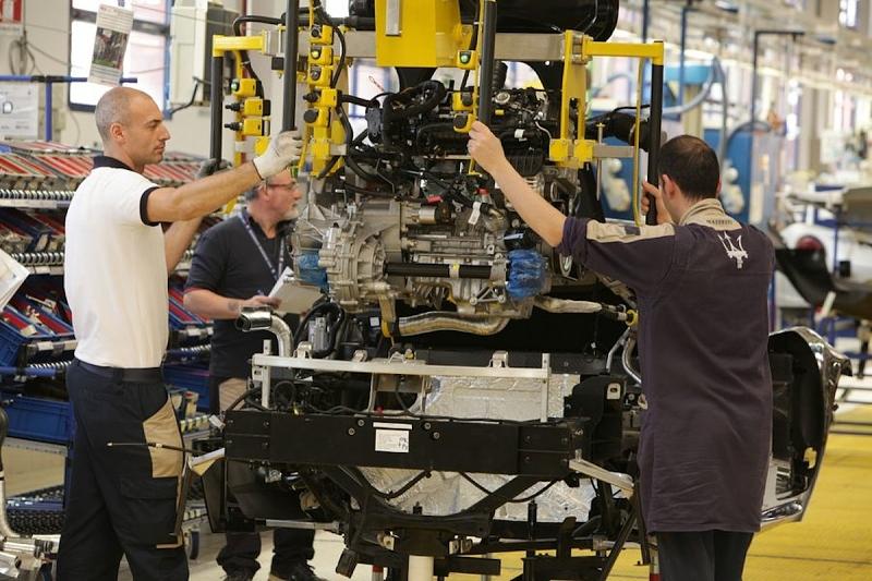 Der Motor wird von oben eingesetzt