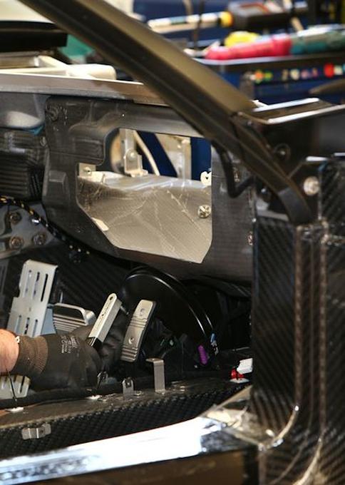 In der Fahrgastzelle herrscht Carbon vor
