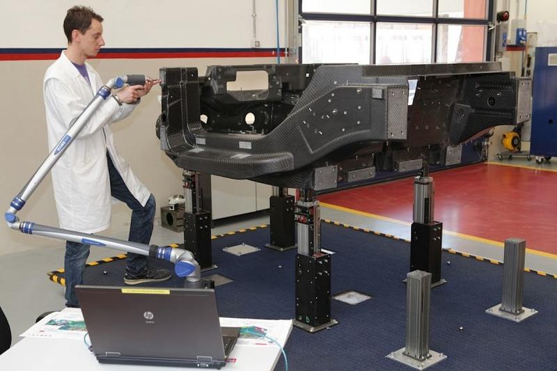 Alder Plastic backt 16 Carbon-Monocoques am Tag