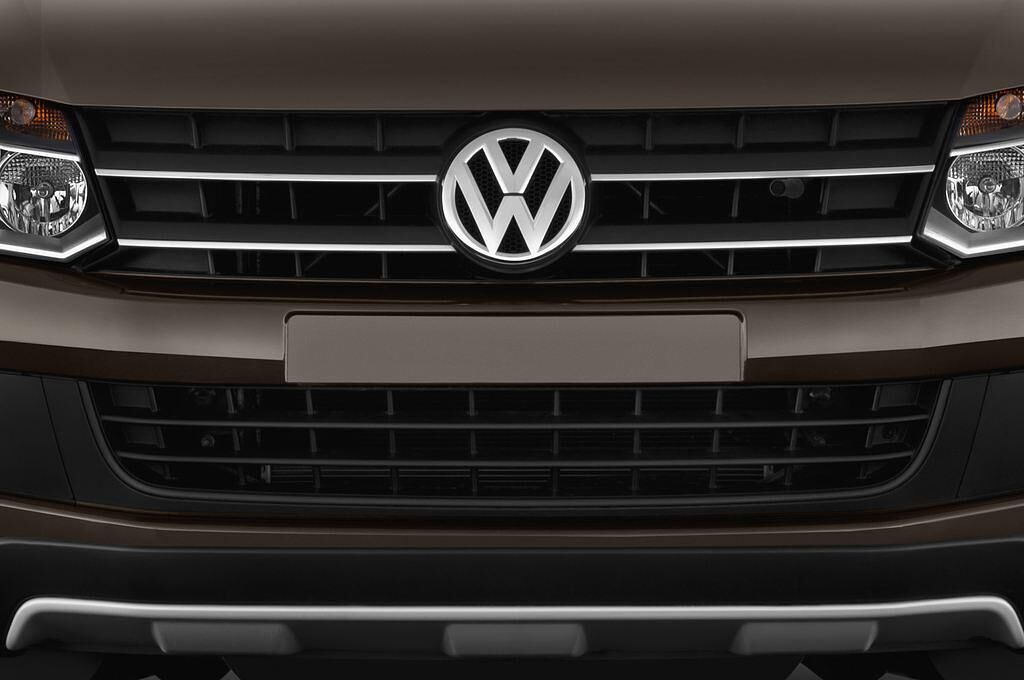 Volkswagen Amarok (Baujahr 2012) Trendline 4 Türen Kühlergrill und Scheinwerfer