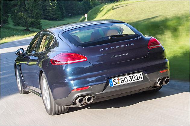 Von hinten ist der neue Panamera an modifizierten Rückleuchten und dem weiter nach unten gewanderten Nummernschild auszumachen