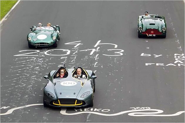 Parade auf dem Nürburgring: Im Cockpit des CC100 sitzt Aston-Martin-Chef Ulrich Bez, den DBR1 (hinten links) steuert Sir Stirling Moss