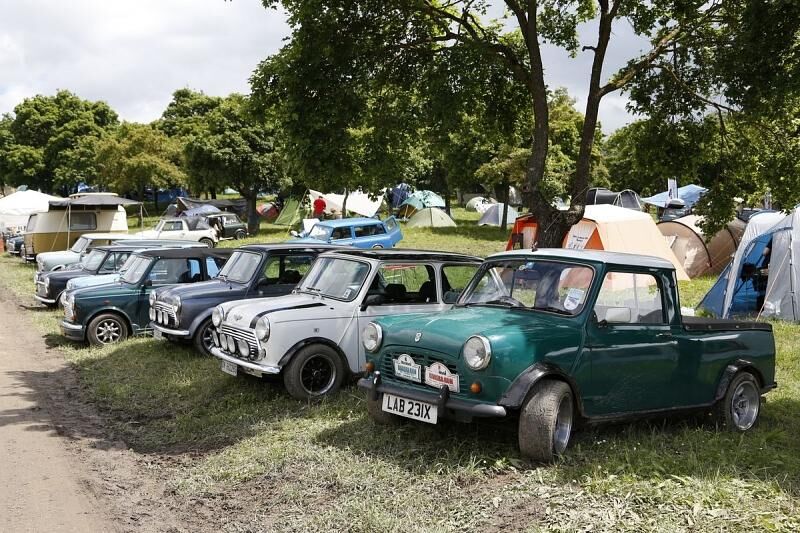 Rings um die Rennstrecke in Mugello wird gezeltet