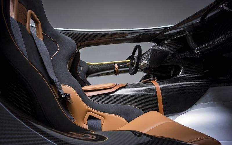 Das Cockpit des Aston Martin CC100 ist sehr schlich gehalten