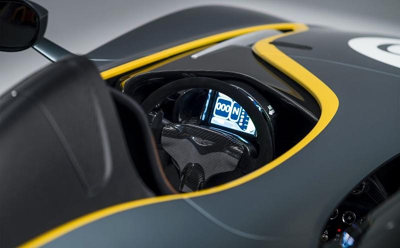Die Instrumente des Aston Martin CC100 sind digital