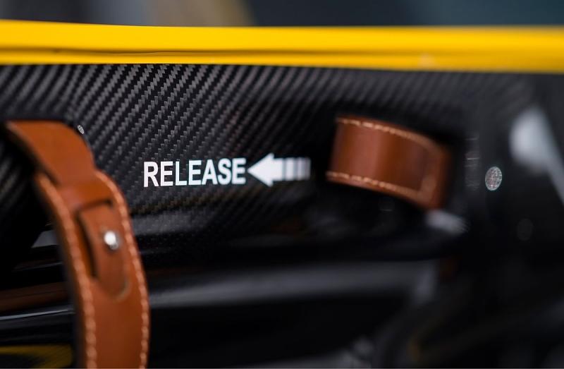 Edle Lederriemen verfeinern das Carbon-Cockpit