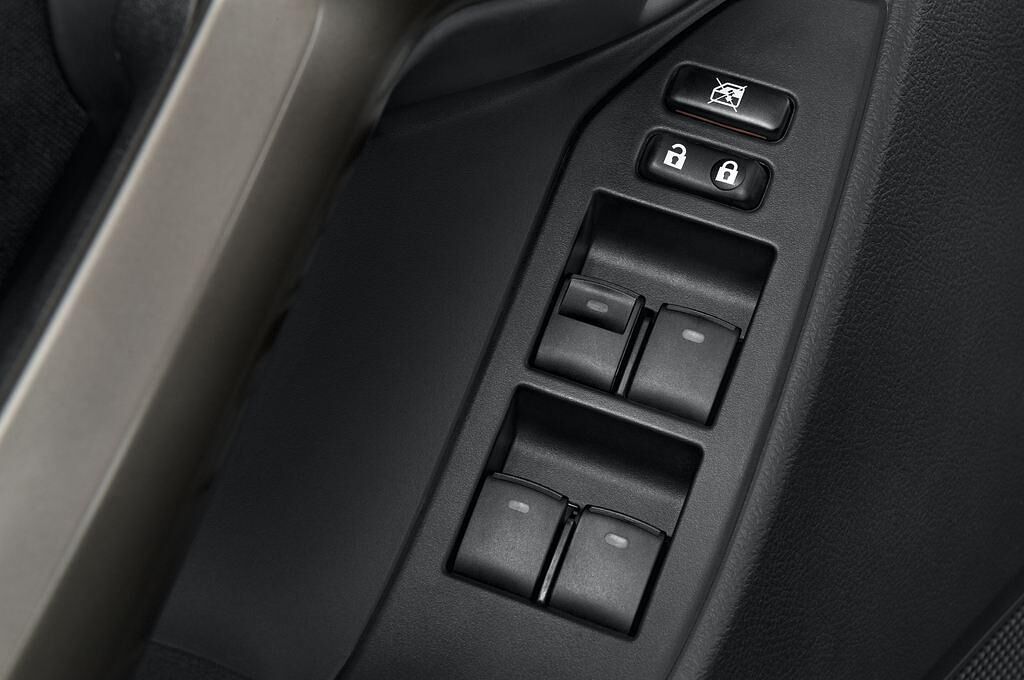 Toyota Verso (Baujahr 2010) Executive 5 Türen Bedienungselemente Tür