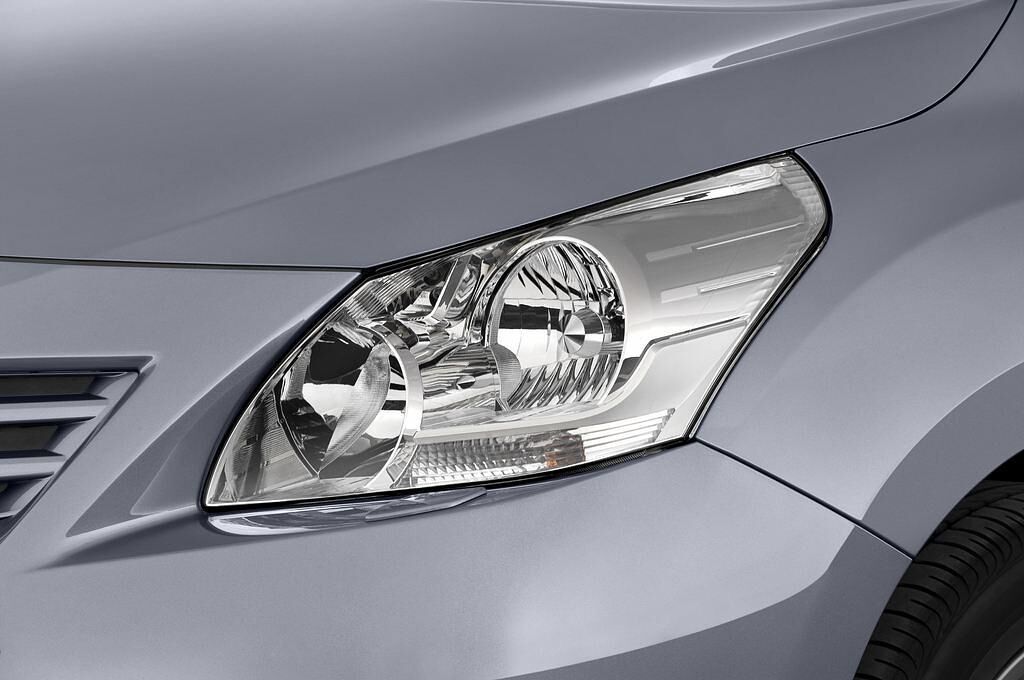 Toyota Verso (Baujahr 2010) Executive 5 Türen Scheinwerfer