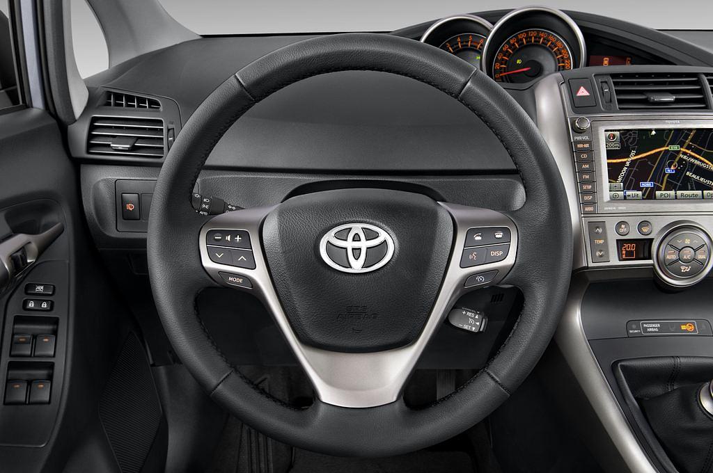 Toyota Verso (Baujahr 2010) Executive 5 Türen Lenkrad