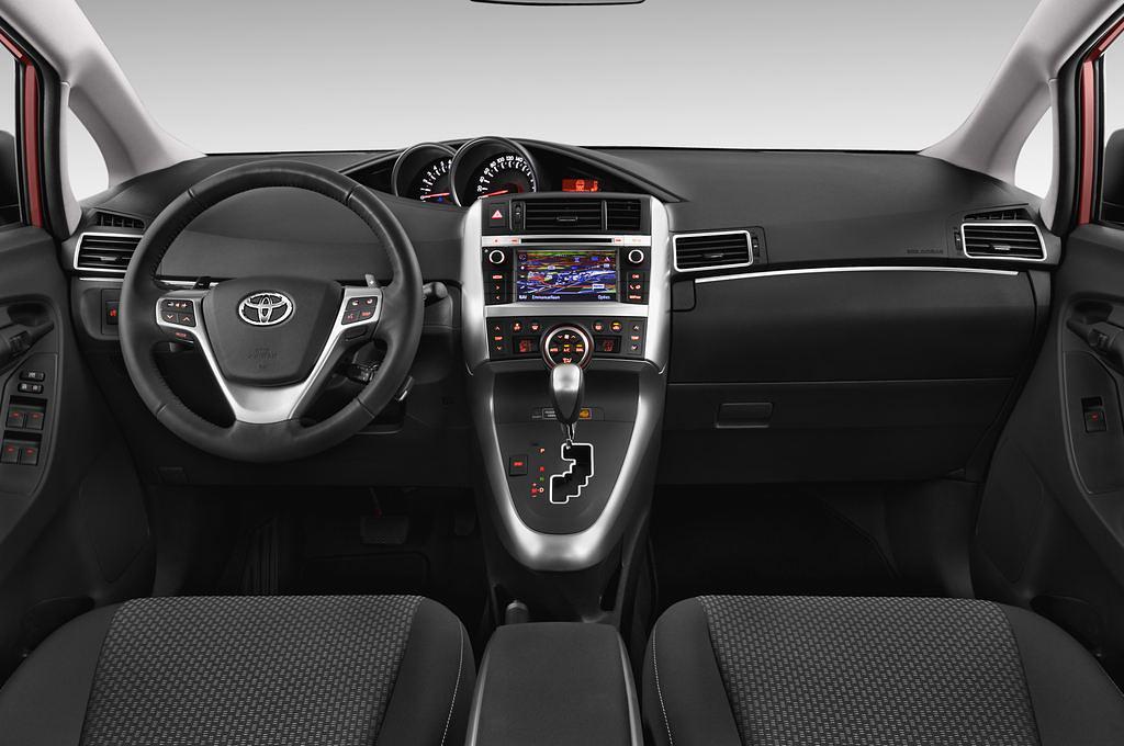 Toyota Verso (Baujahr 2012) Travel 5 Türen Cockpit und Innenraum