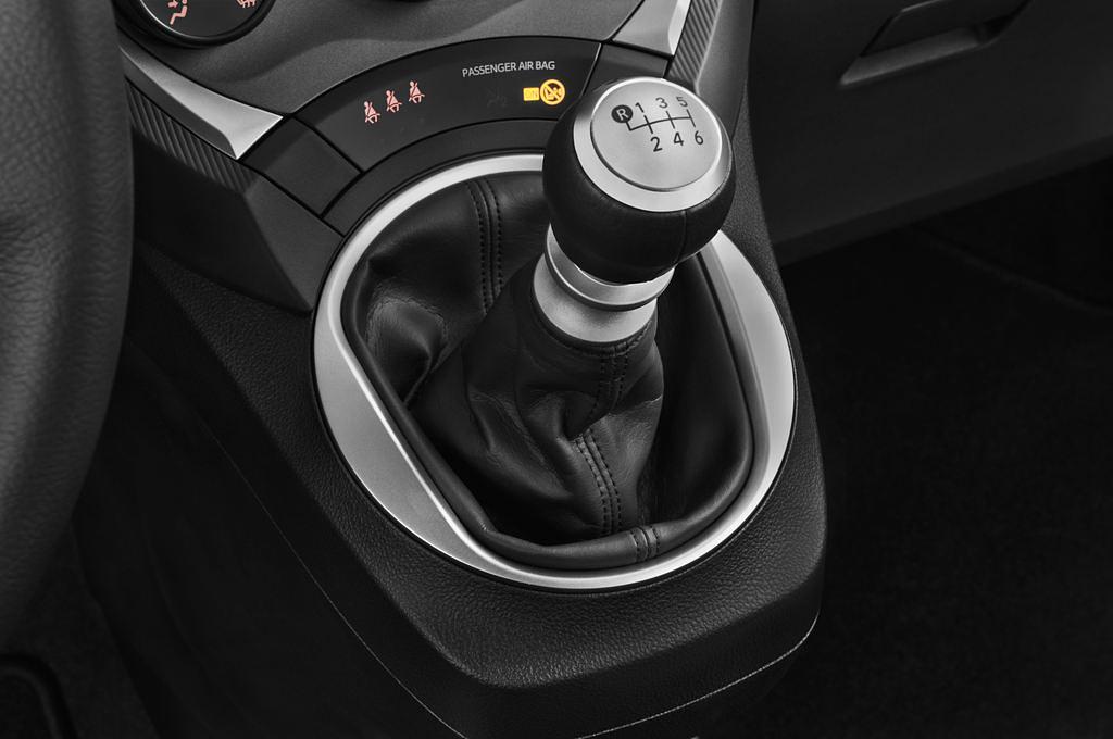 Toyota Verso-S (Baujahr 2011) - 5 Türen Schalthebel