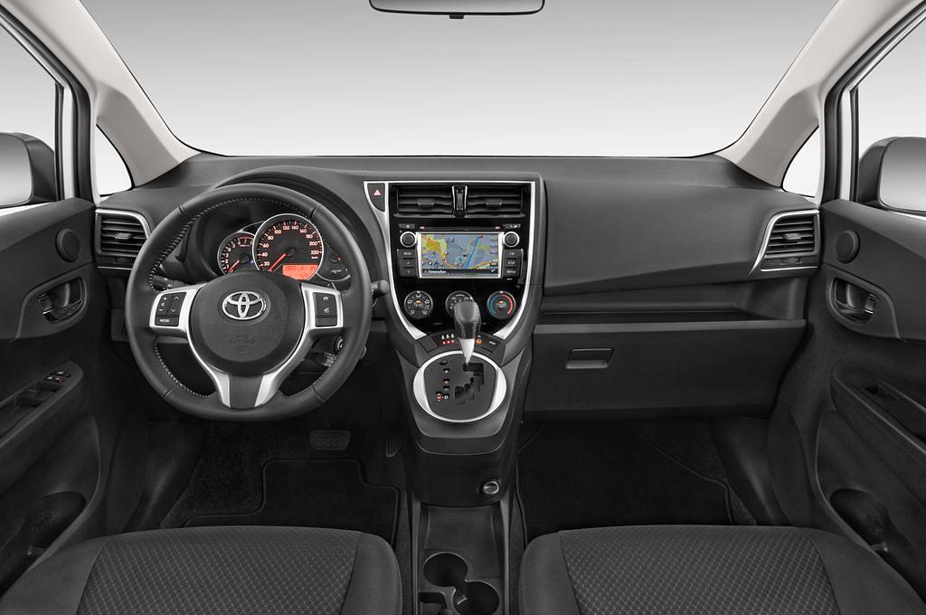 Toyota Verso-S (Baujahr 2014) 1,33-L-Dual-Vvt Club 5 Türen Cockpit und Innenraum