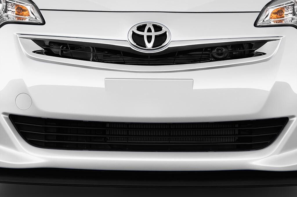 Toyota Verso-S (Baujahr 2014) 1,33-L-Dual-Vvt Club 5 Türen Kühlergrill und Scheinwerfer