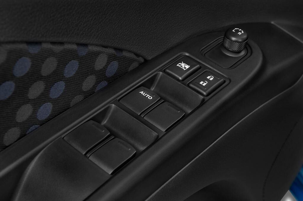 Suzuki Celerio (Baujahr 2015) Comfort 5 Türen Bedienungselemente Tür