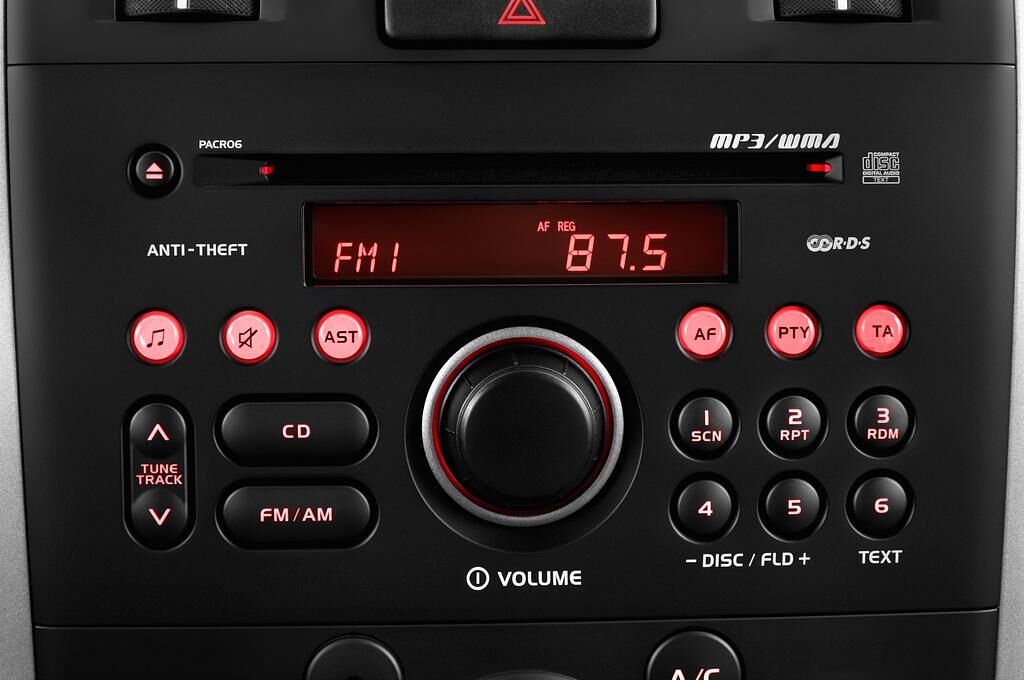 Suzuki Grand Vitara (Baujahr 2014) Comfort 3 Türen Radio und Infotainmentsystem