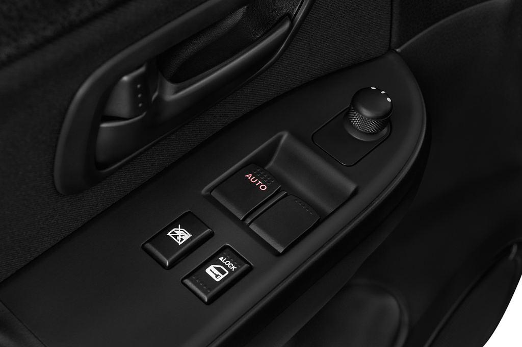 Suzuki Grand Vitara (Baujahr 2014) Comfort 3 Türen Bedienungselemente Tür