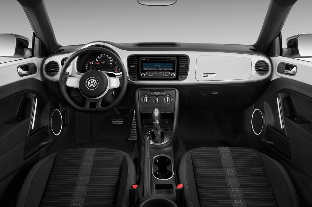 Volkswagen Beetle (Baujahr 2012) Sport 3 Türen Cockpit und Innenraum