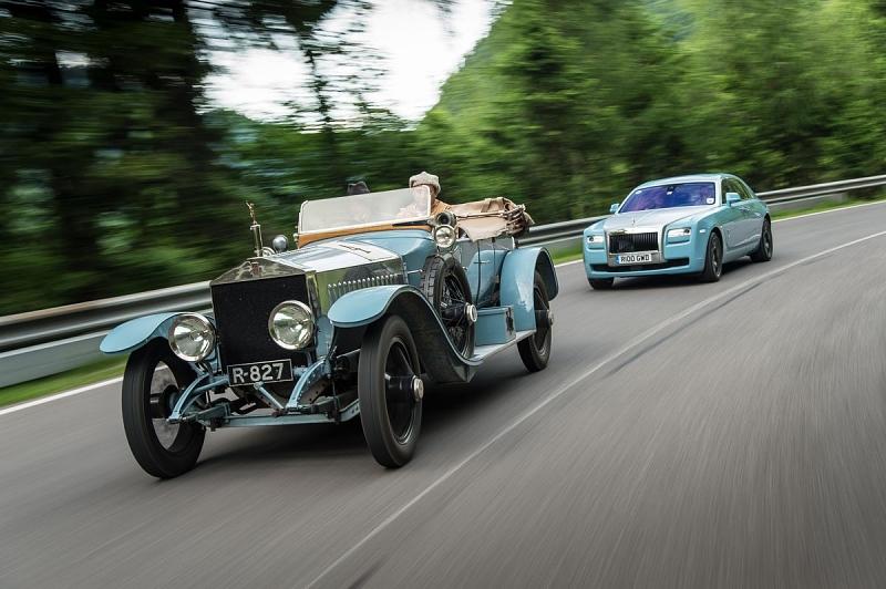 Zwei Generationen Rolls-Royce Ghost. Vorne der Silver Ghost des Jahres 1913, der Radley Car