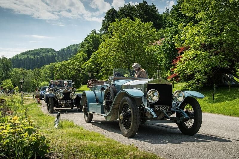 Man entert den Rolls-Royce Silver Ghost 1913 Radley Car wie eine Kutsche