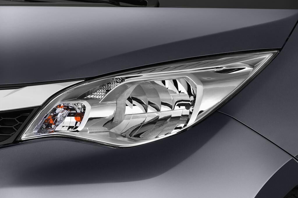 Subaru Trezia (Baujahr 2012) Comfort 5 Türen Scheinwerfer