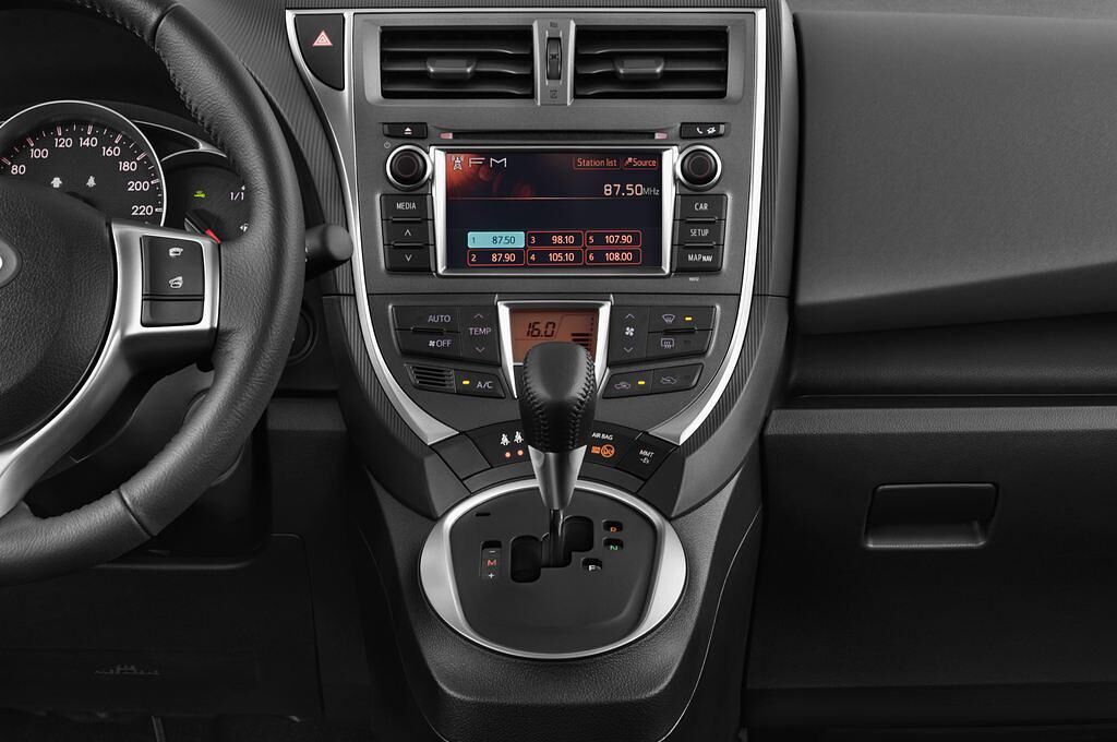 Subaru Trezia (Baujahr 2012) Comfort 5 Türen Mittelkonsole