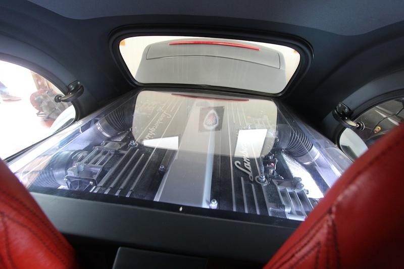 Der Lamborghini-Motor steckt unter einer Plexiglasscheibe