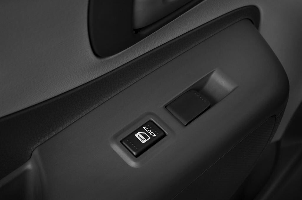 Suzuki Alto (Baujahr 2010) Club 5 Türen Bedienungselemente Tür