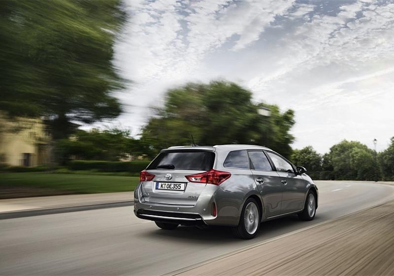 Mit dem Toyota Auris Touring Sports Hybrid lässt es sich entspannt cruisen